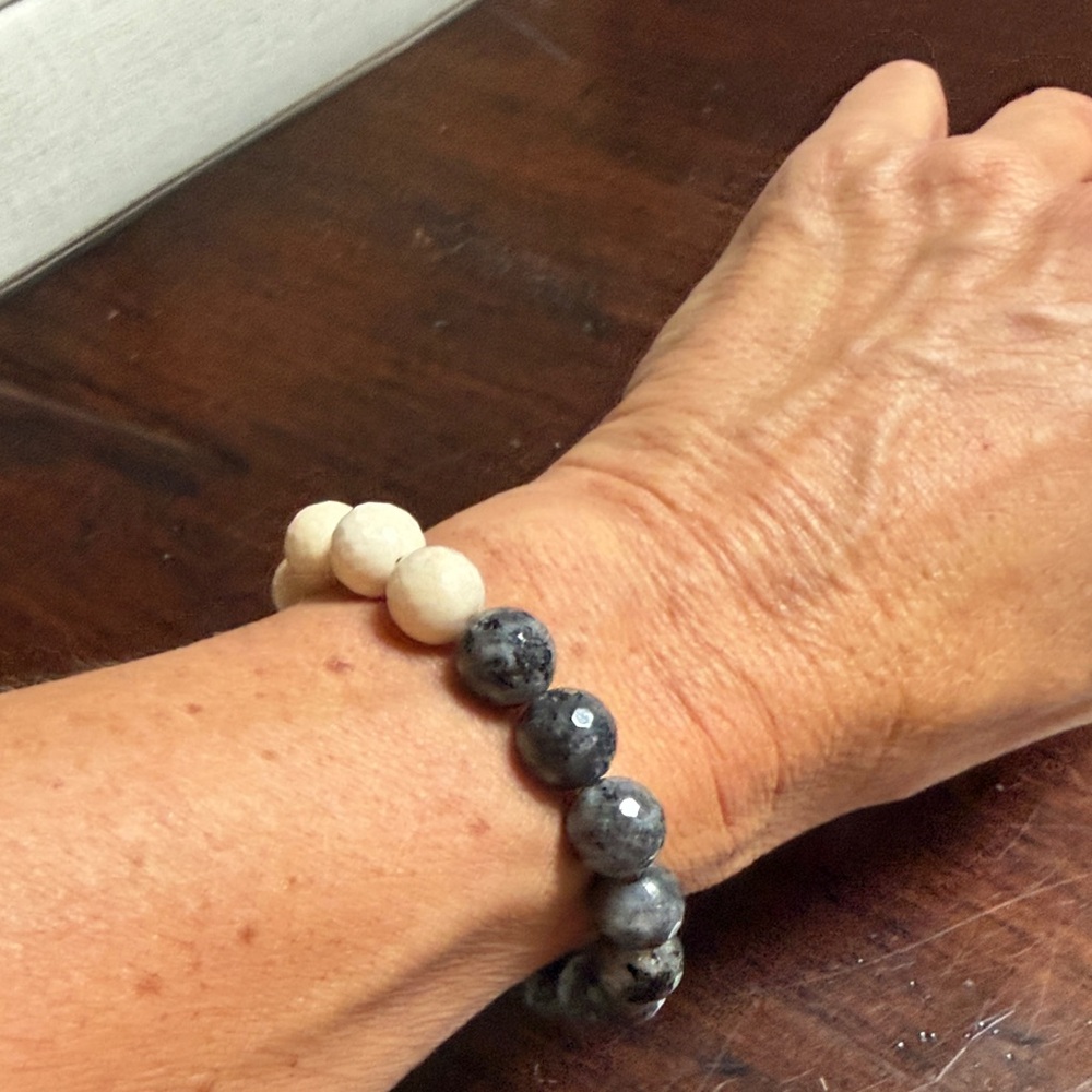 Elegant Black and Cream Beaded Bracelet